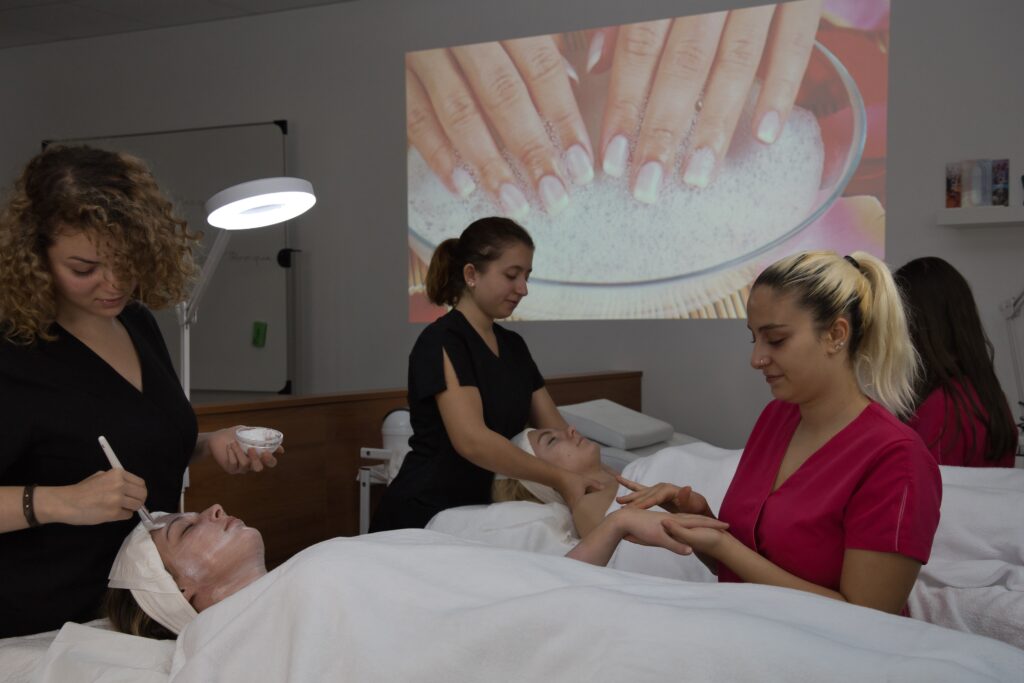 Cours en salon de beauté avec soins du visage