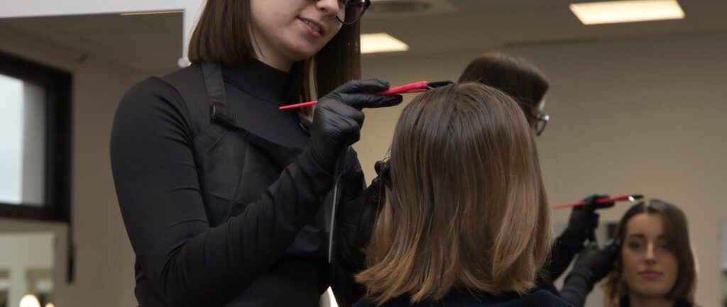 Réalisation d'une coloration par nos élèves en salon de coiffure.